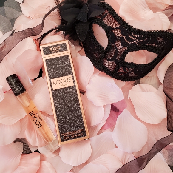 Sold Rogue Rihanna - Picture 2 of 3